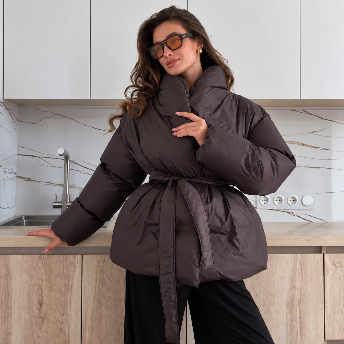 Prešívaná bunda PUFFER s opaskom – čokoládová