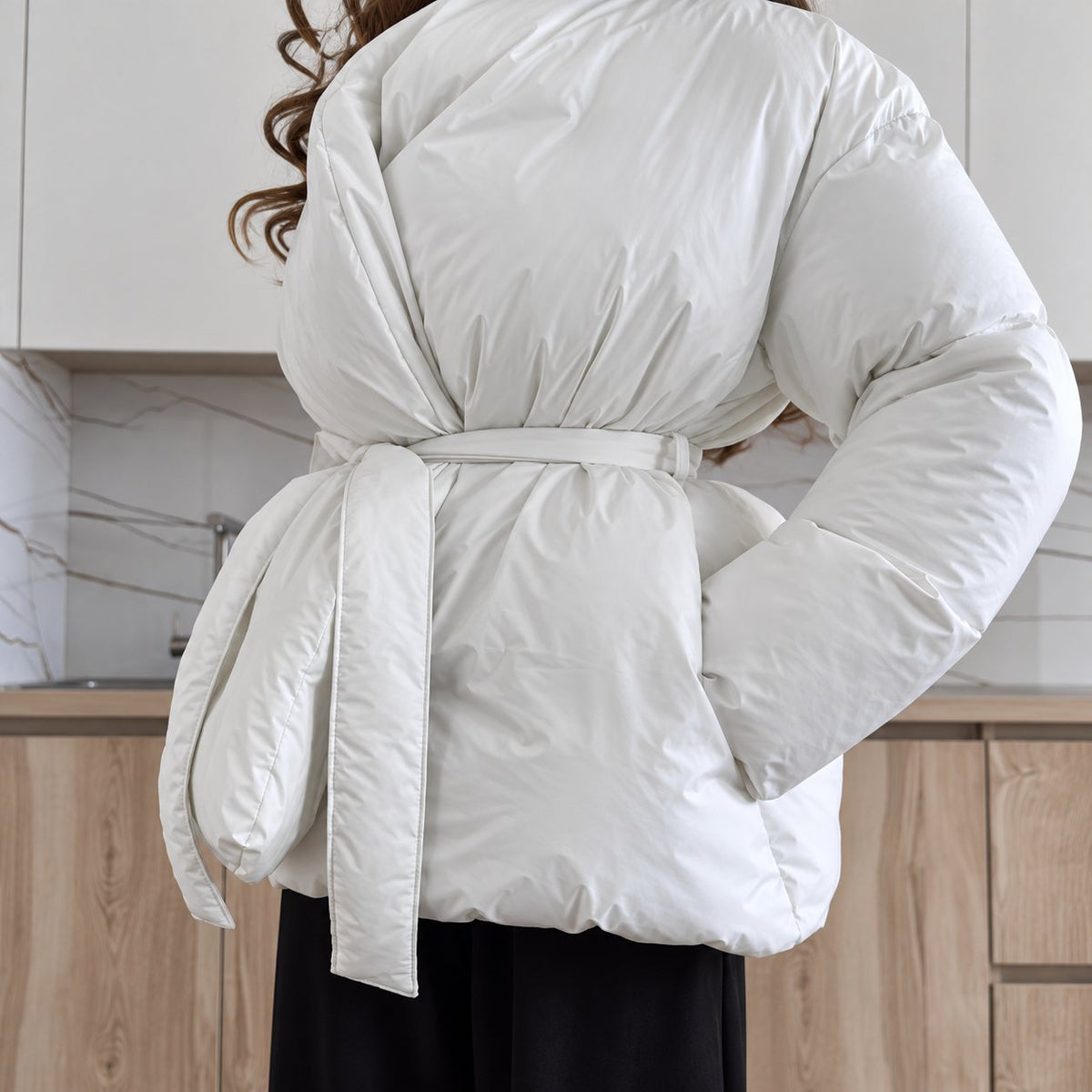 Prešívaná bunda PUFFER s opaskom – mliečna